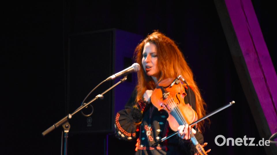 Klavier und Geige beherrscht Omnitah virtuos. Beim Konzert zeigte sie unter anderem mit Solobeiträgen ihr Talent an den Instrumenten. Bild: ubb