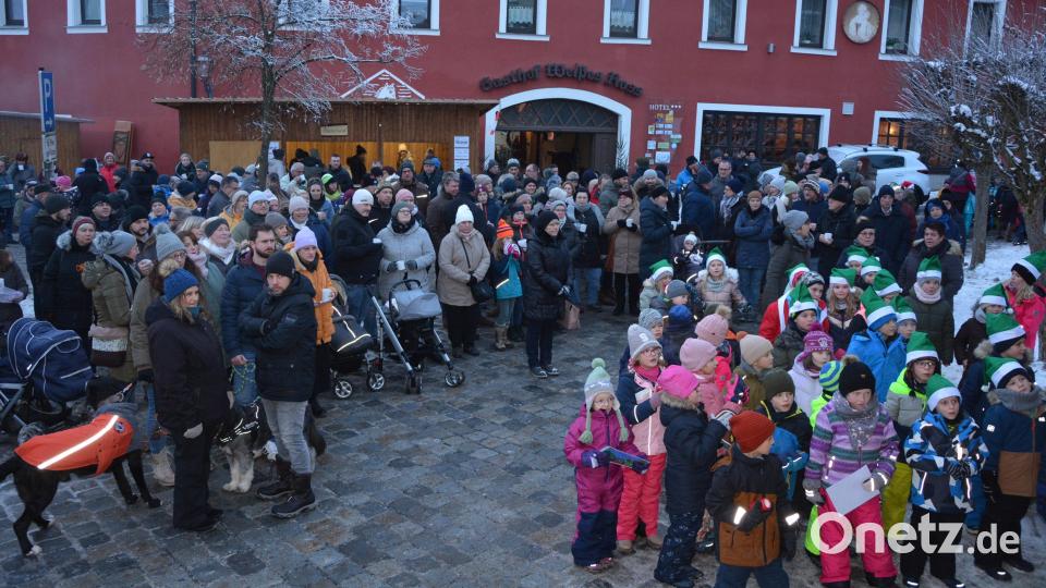 Großes Interesse fand am Sonntagnachmittag das „Singen unterm Christbaum“ in Konnersreuth. Bild: jr