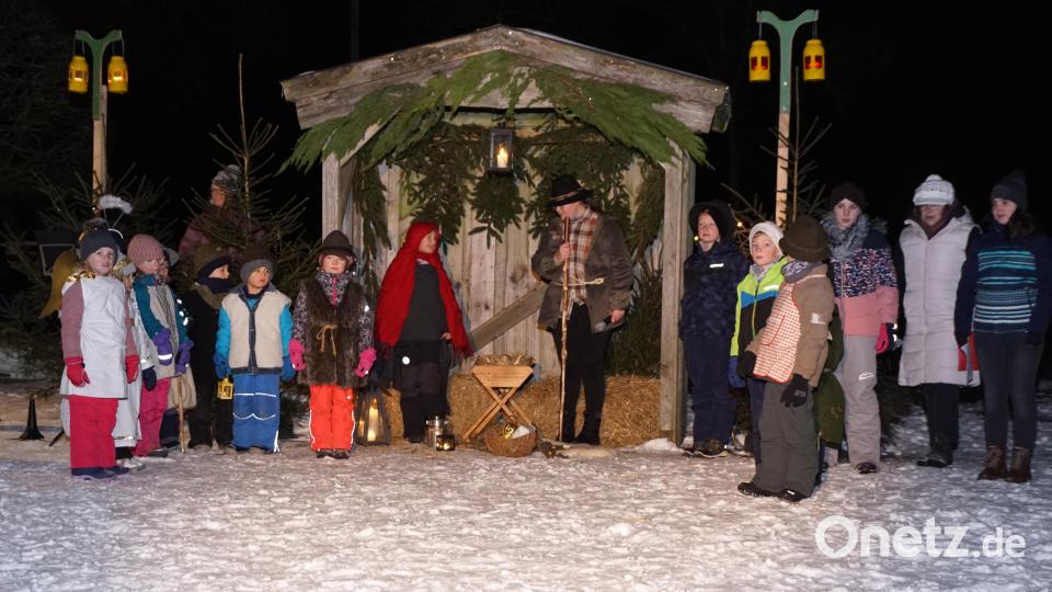 Obwohl die Kinder kaum proben konnten, gelang ihnen beim Krippenspiel eine beeindruckende Darstellung der Geschehnisse rund um die Geburt Christi. Bild: bkr