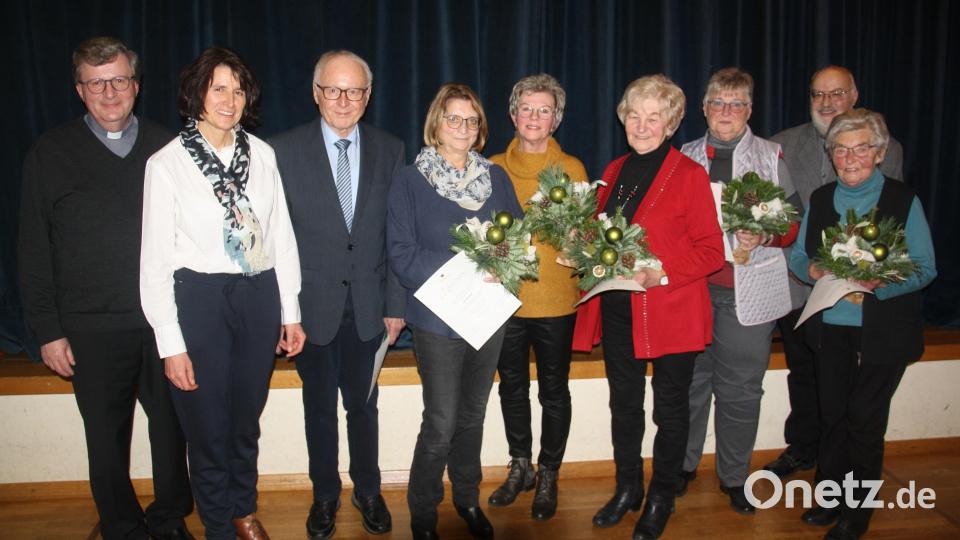Ehrungen bei der Kolpingfamilie: Im Bild von links Präses Bernd Philipp, Vorsitzende Ruth Schindler, Ottmar Andritzky, Anni Burger, Inge Greger, Helga Härtl, Martha Kuhbandner, Diözesanvorsitzender Martin König, Hermine Neugirg. Bild: Maximilian Kastner/exb