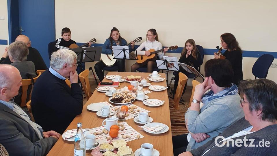 Bärbel Goldmann spielt mit ihrer Musikgruppe adventliche Weisen. Bild: amö
