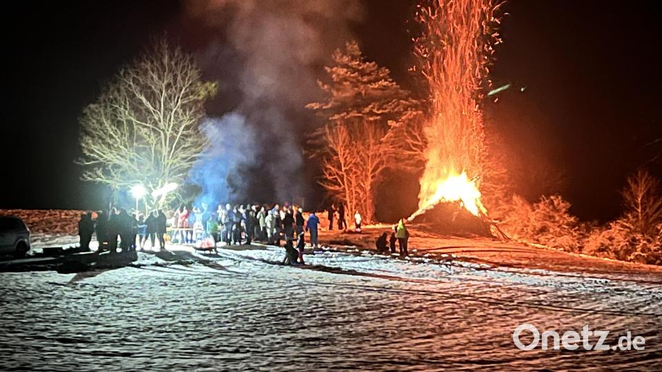 Ein herrliches Panorama aus Feuer, Licht und Farben bot sich den Gästen bei der Wintersonnwendfeier der Feuerwehr Namsreuth. Bild: wku