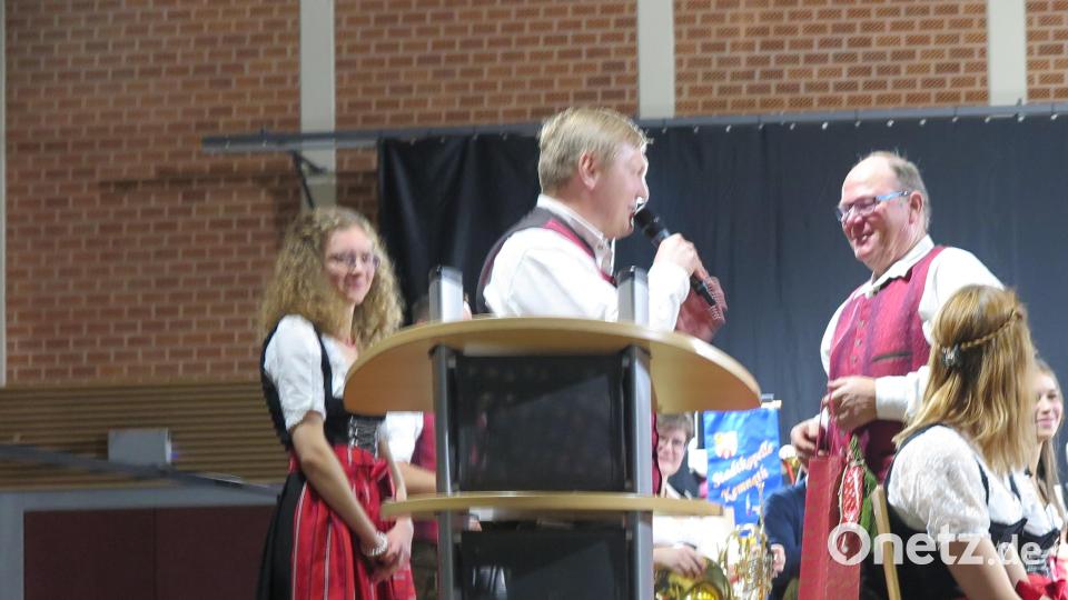 Vorsitzender Jürgen Schönfelder (Mitte) dankte dem Trompeter Max Baumann (rechts) für seine langjährige Mitgliedschaft in der Stadtkapelle Kemnath. Links im Bild ist Moderatorin Elena Rodler. Bild: jzk