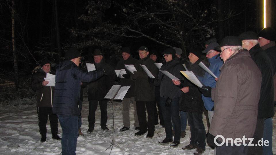 Der Männergesangverein Mantel unter Leitung von Michael Bertelshofer erfreute mit Rorate, und die "Heilige Nacht" beeindruckte die Gottesdienstbesucher. Bild: sei