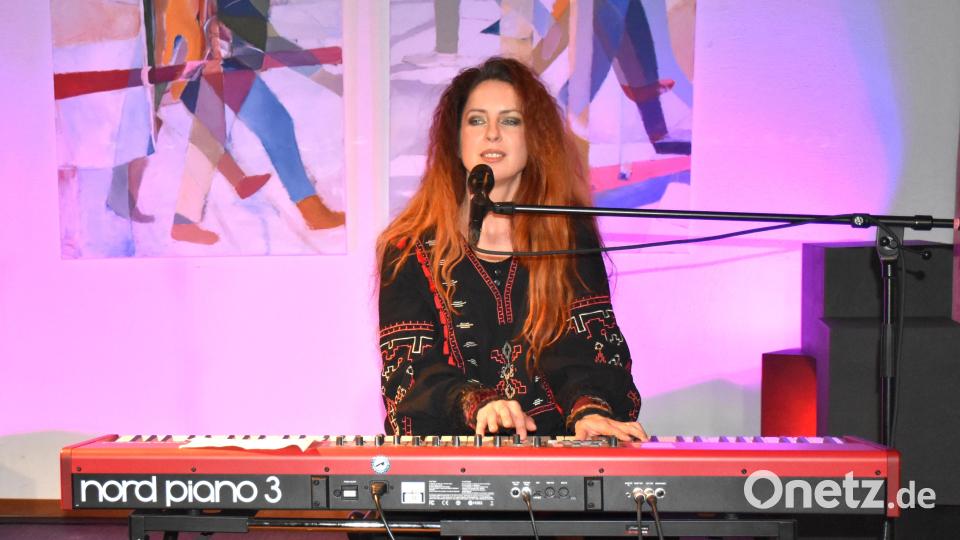 Omnitah sang nicht nur romantische Songs. Sie konnte durchaus kritisch in ihren Liedtexten sein. In einem Lied zeigte sie Putin und allen Diktatoren der Welt sprichwörtlcih den "Stinkefinger". Bild: ubb