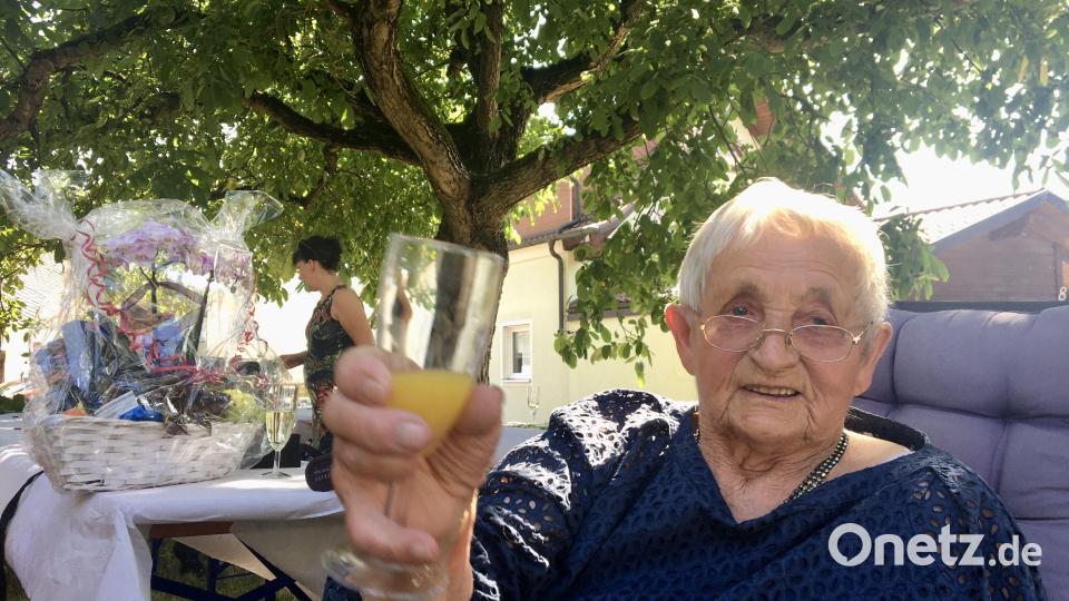 Maria Haas aus Schleißdorf ist im Alter von 91 Jahren gestorben. Das Bild entstand an ihrem 90. Geburtstag. Archivbild: gri
