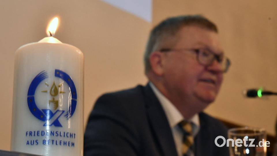 Oberbürgermeister Michael Cerny und das Friedenslicht aus Bethlehem. Bild: Petra Hartl