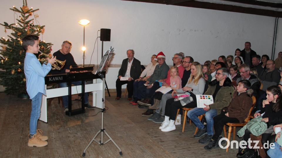 Auf der Trompete hatte Emil Kaußler, begleitet von seinem Lehrer Norbert Lodes (von links) am Klavier, „Jingle Bells“ einstudiert. Bild: whü