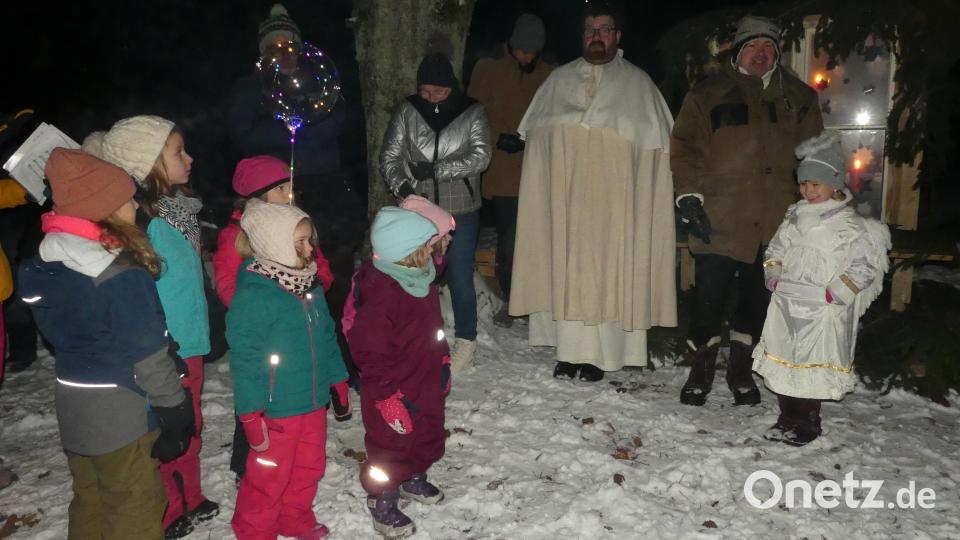 Zum Ende des Programmes verteilte ein Christkindl Tüten mit Weihnachtsleckereien. Bild: rn