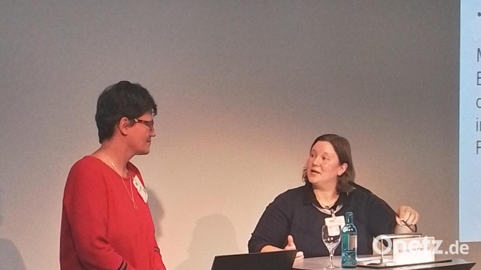 Projektleiterin Christina Ponader (rechts) im Interview mit Selbstvertreterin Alexandra Keller zur Frage, was die Zusammenarbeit für sie bedeutet Bild: Friedrich Wölfl / Netzwerk Inklusion/exb