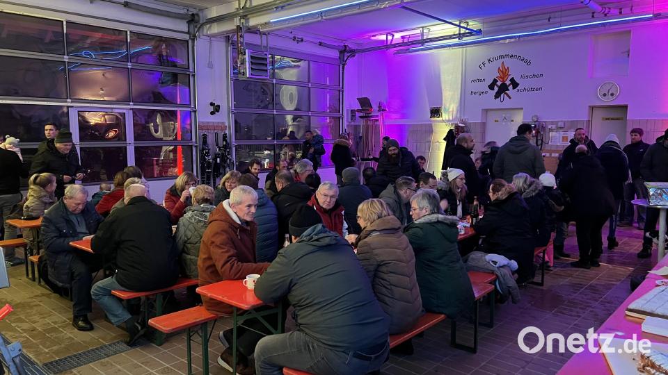 Die Gäste nahmen gerne in der wärmenden Fahrzeughalle Platz und genossen den Abend bei Glühwein und Kuchen. Bild: nza