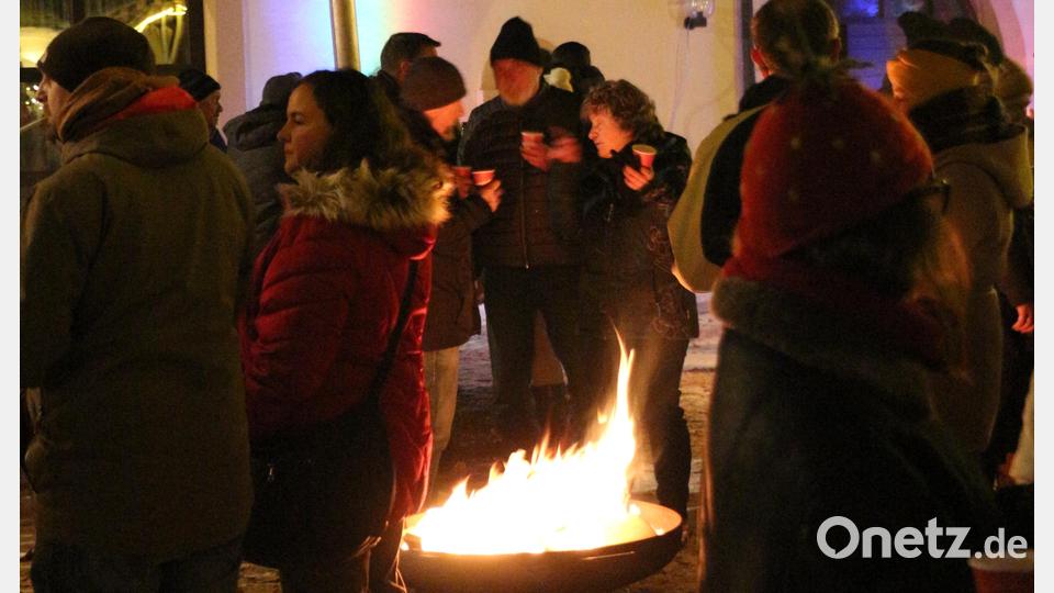 Im windgeschützten Weihnachtslager tummelten sich bald Groß und Klein und wollten gar nicht mehr heim. Bild: rpp