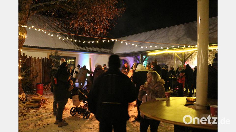 Im windgeschützten Weihnachtslager tummelten sich bald Groß und Klein und wollten gar nicht mehr heim. Bild: rpp