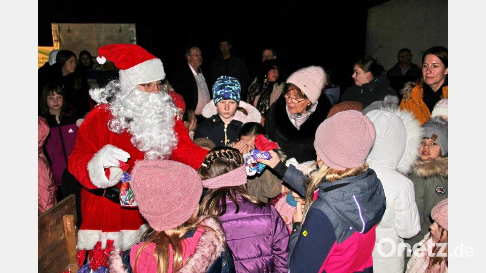 Nikolausbesuch bei der Weihnachtsfeier der Musikschule. Bild: whü