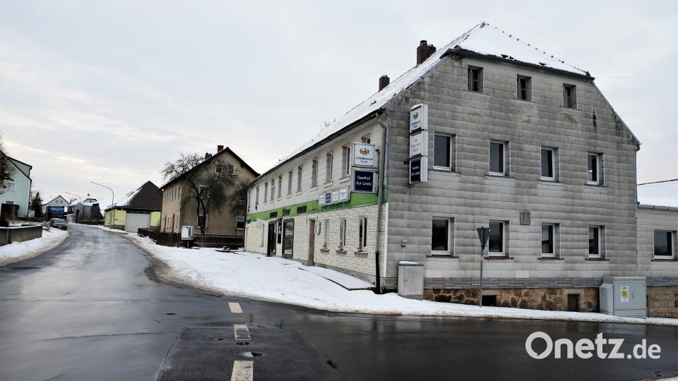 Die ehemalige Gaststätte im Ortskern von Premenreuth wird abgerissen, mit einem Zuschuss von 1,5 Millionen Euro über das Programm „Innen statt Außen“ wird wieder eine Gaststätte mit Metzgerei und Dorfladen entstehen. Bild: Holger Stiegler/ALE Oberpfalz/exb