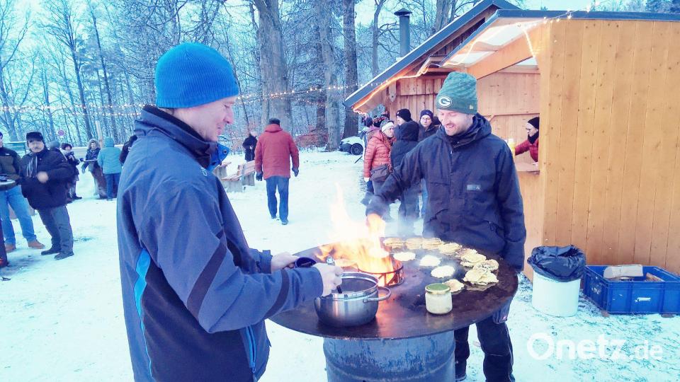 Besonders begehrt sind der Dotsch mit Apfelmus und das heiße Honig-Met-Getränk. Bild: gz