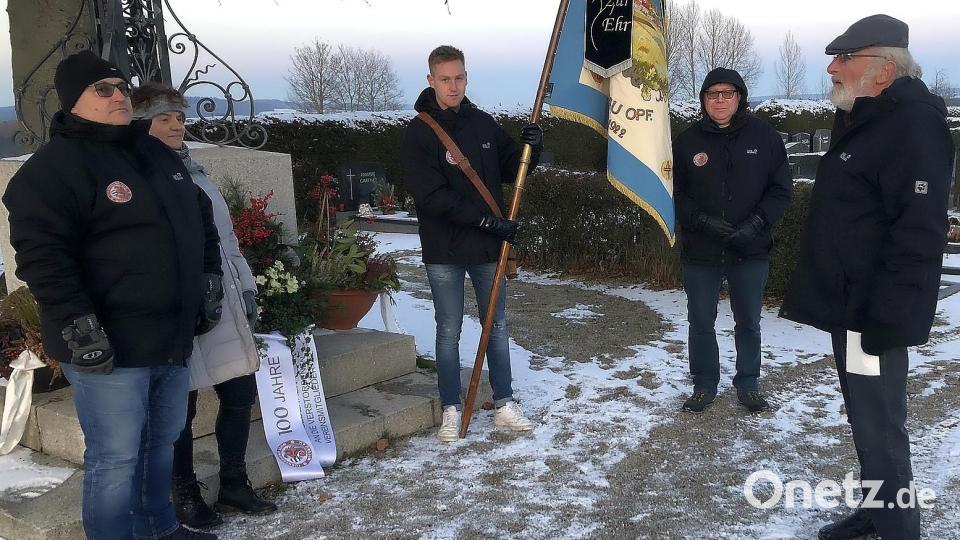 Mit einem Blumengesteck erinnerte der TB Jahn an die verstorbenen Mitglieder. Im Bild von links Norbert Weiser (Schatzmeister), Susanne Weiser (Schriftführerin), Fahnenträger Andreas Schnurrer, Oberturnwart Wolfgang Schatzberger und Vorsitzender Gerd Priemer. Bild: wro