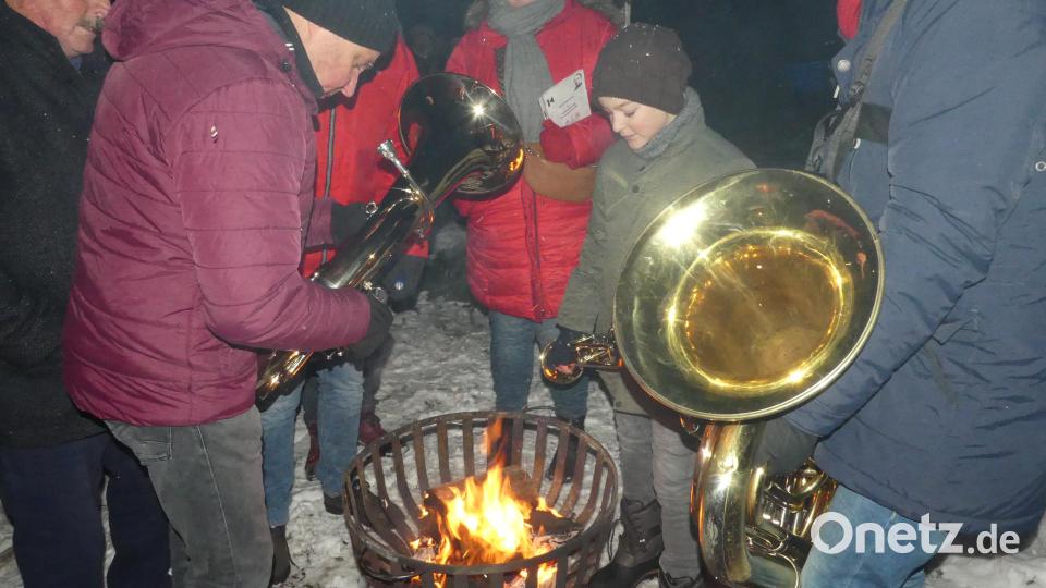 Die Bläser nutzen das Feuer zum Anwärmen ihrer Instrumente. Bild: rn