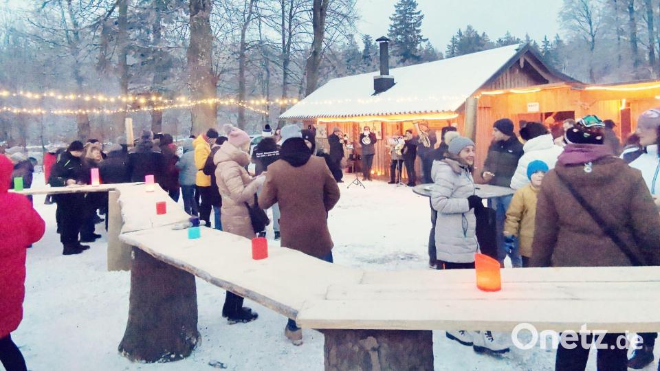 Für angenehme Wärme sorgten die Feuertonnen und für Musik die Bläsergruppe aus Waidhaus. Bild: gz
