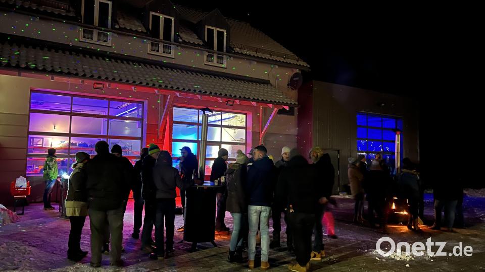 Beim Weihnachtsumtrunk der Feuerwehr Krummennaab waren die Feuertonnen vor dem Gebäude stark frequentiert. Die am Abend gesammelten Spenden kommen der Aktion Lichtblicke zugute. Bild: nza