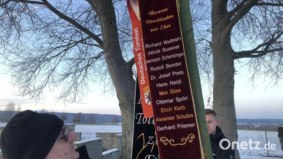 Mit einem neuen Fahnenband, auf das die Namen der Vorsitzenden gestickt sind, beschenkte sich der TB Jahn Wiesau zu seinem 100. Geburtstag. Bild: wro