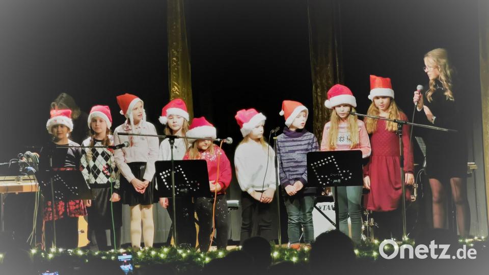 Der Kinderchor, hier mit Chorleiterin Anna-Lena Klug, begeistert die Zuhörer aus nah und fern mit Weihnachtsliedern. Bild: gz