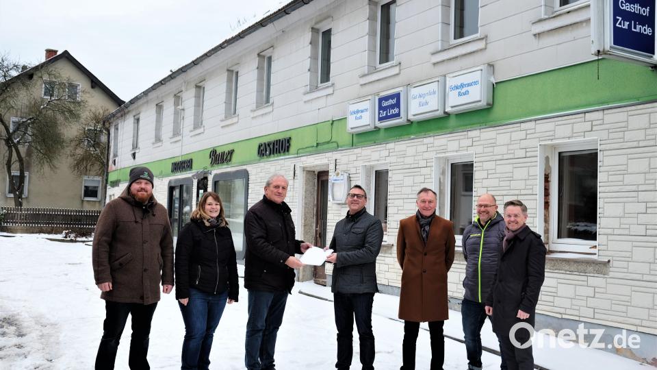 Am Dienstag überreichte Erik Bergner (Mitte), stellvertretender Leiter des ALE Oberpfalz, den Förderbescheid, unter anderem im Beisein des Landtagsabgeordneten Tobias Reiß (rechts), an Werner Prucker (Dritter von links), Bürgermeister der Gemeinde Reuth bei Erbendorf. Bild: Holger Stiegler/ALE Oberpfalz/exb