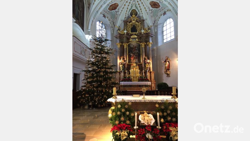 Der festlich geschmückte Altarraum in der Stadtpfarrkirche Neustadt/WN wird an den Feiertagen auch erfüllt von festlicher Musik. Bild: hbl