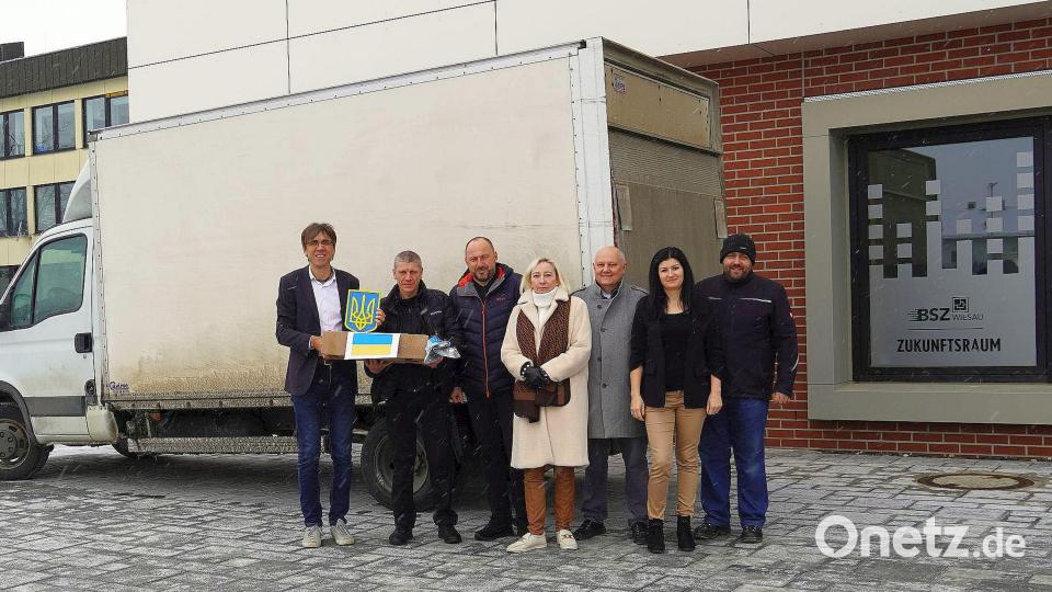 Gespendet wurden die Güter von Schülern und Lehrern. Verantwortlich für die Ukrainehilfe waren (von links) Schulleiter Thomas Metzler, Viacheslav Sugai, Sergii Dolgyi, Natalja Eckstein, Stefan Eckstein, Natalja Star, Mitarbeiterin am BSZ, und Roland Schüssler von der Hausverwaltung. Bild: BSZ Wiesau/exb