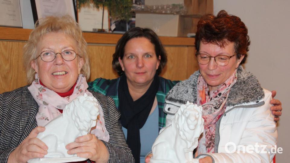 Den Lions-Preis erhielten Marianne Scheffler (links) und Maria Staufer (rechts). Lions-Präsidentin Heike Kunte freute sich mit ihnen. Bild: kro