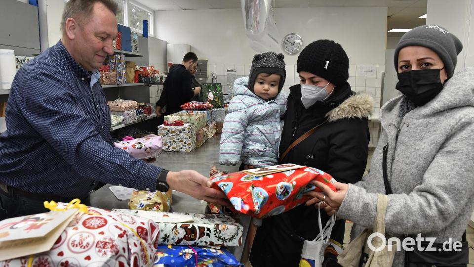 741 Weihnachtsgeschenke konnten heuer in der Amberger Tafel ausgegeben werden. Tafel-Vorsitzender Bernhard Saurenbach (rechtes Bild, von rechts) bekam von Franziska Langer, Laura-Sophie Bauer und Maximilian Langer im Namen der Firma BBK-Montage einen Scheck über 4000 Euro überreicht. Bild: Petra Hartl