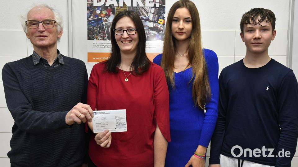 Tafel-Vorsitzender Bernhard Saurenbach (von rechts) bekam von Franziska Langer, Laura-Sophie Bauer und Maximilian Langer im Namen der Firma BBK-Montage einen Scheck über 4000 Euro überreicht. Bild: Petra Hartl
