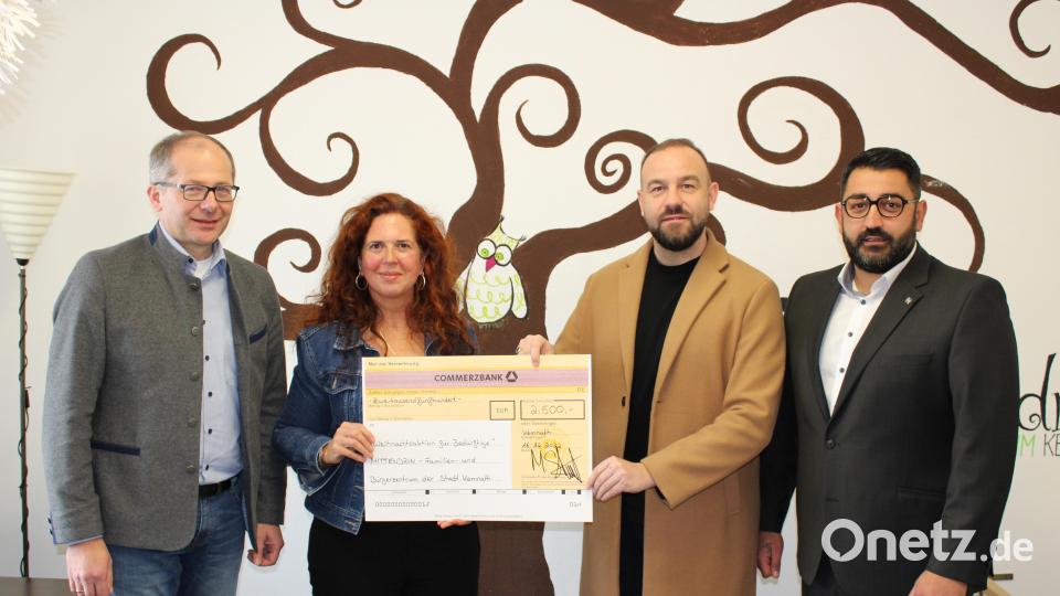 Onur Thompson und Maximilian Streit übergaben den 2500-Euro-Scheck an Mittendrin-Mitarbeiterin Kerstin Graf und Bürgermeister Roman Schäffler (von rechts). Bild: Firma Hegele/exb