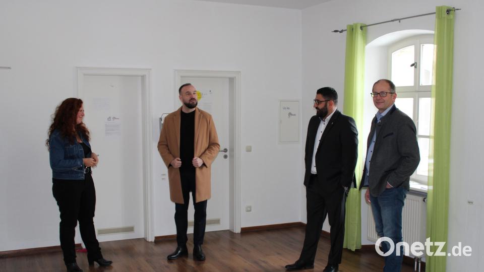 Kerstin Graf (links) und Bürgermeister Roman Schäffler führten Onur Thompson und Maximilian Streit (von rechts) durch das Familienzentrum. Bild: Firma Hegele/exb