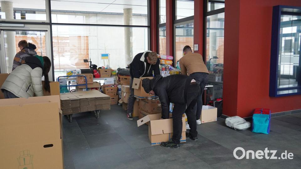 Das Berufliche Schulzentrum Wiesau startete wieder eine Hilfsaktion. Die für die Ukraine bestimmten Güter wurden in der Aula des Schulzentrums zwischengelagert und für den Abtransport vorbereitet. Bild: BSZ Wiesau/exb