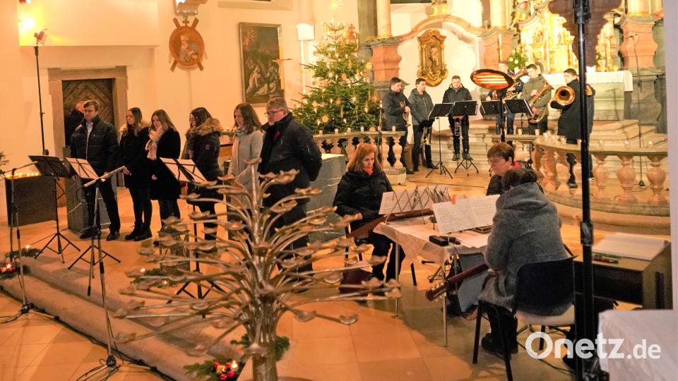 Die Akteure der "Fahrenberger Weihnacht" begeistern das Publikum. Bild: fvo