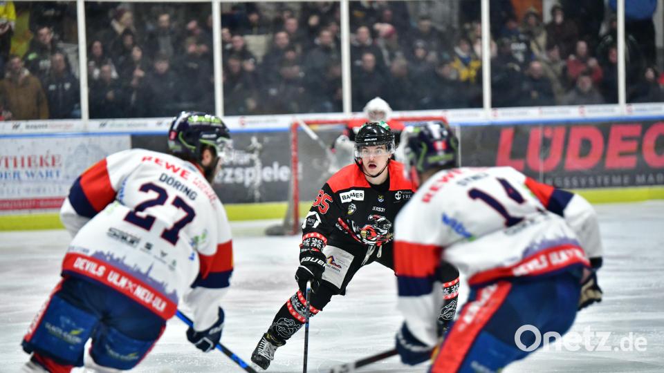 Der Amberger Verteidiger Lukas Salinger (Mitte) bekommt es in dieser Szene mit zwei gegnerischen Angreifern zu tun. Der ERSC Amberg hat mit 49 Gegentreffern in 20 Spielen die beste Defensive der Eishockey-Bayernliga. Archivbild: SignaLight