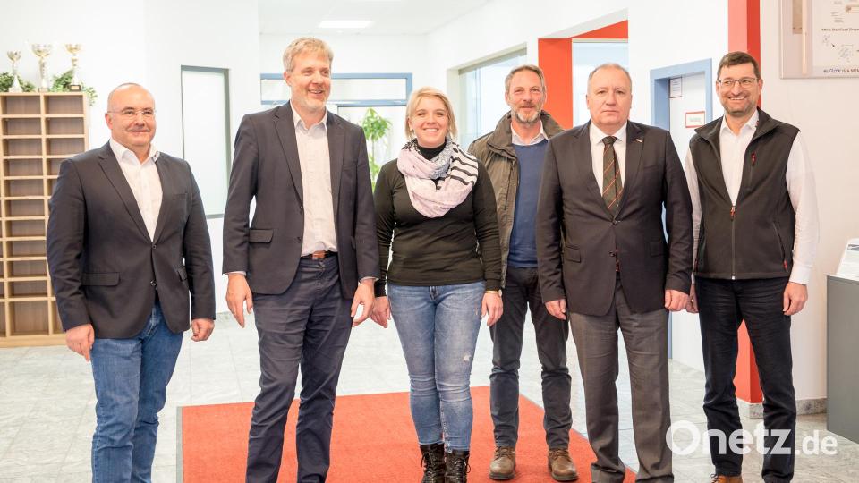 Energiekrise und der Fachkräftemangel waren Thema der Gesprächsrunde mit: (von links) Markus Zant (Bereichsleiter Projekte &amp; Technik), MdB Dieter Janecek, MdL Anna Schwamberger, Rainer Sommer (Fertigungsleiter), Stephan Meindl (Vorstand) und Ulrich Imhof (Bereichsleiter Behälter-/Spezialglas). Bild: Horn Glass Industries/exb