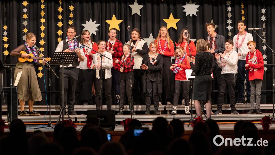 Der Chor der Lobkowitz-Realschule sang mit Blumenketten das Lied &quot;Christmas Island&quot;. Bild: Tobias Neubert/exb