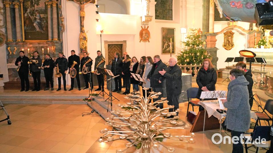 Die Akteure der "Fahrenberger Weihnachten" zusammen mit Organisator Georg Schmidbauer (Vierter von rechts). Bild: fvo
