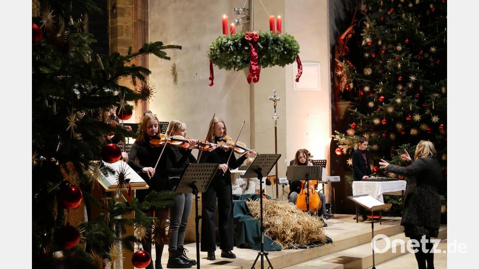 Das Symphonieorchester des Johann-Andreas-Schmeller-Gymnasiums Nabburg unter Leitung von Stefanie Schreyer erfüllte die gotische Kirche mit dem weihnachtlichen Medley &quot;There&#039;s Christmas in the Air&quot;. Bild: pjgr