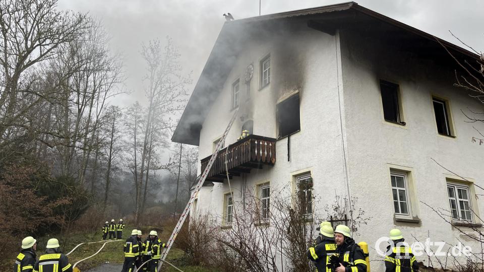Die Feuerwehr meldete einen Vollbrand im Obergeschoss. Bild: Feuerwehr Landkreis Cham