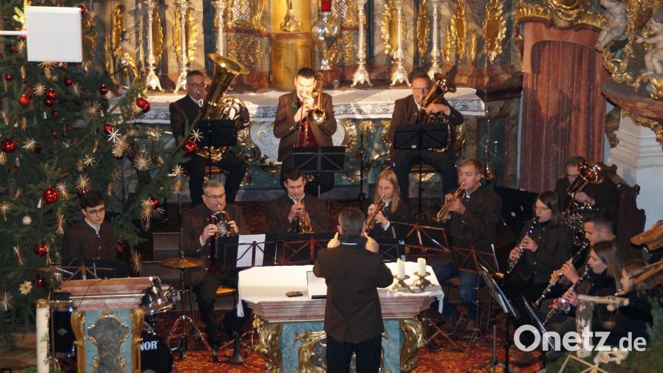 Die Blaskapelle setzte unter anderem mit der Filmmusik &quot;Drei Nüsse für Aschenbrödel&quot; besondere herausragende Akzente Bild: wel