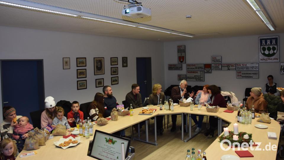 Alle &quot;Wahl-Waldthurner&quot; waren eingeladen und bekamen Geldspenden und Einkaufsgutscheine überreicht. Für die Kinder hatte Inge Ertl Säckchen mit Süßigkeiten vorbereitet. Bild: fla