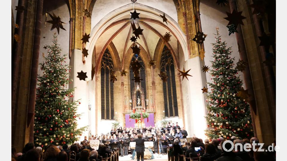 Die Stimmen des Gemischten Chors, des Unterstufenchors und des Lehrerchors erfüllten unter der Leitung von Stefan Schindler gemeinsam die gotische Stadtpfarrkirche in Nabburg mit dem Adventslied &quot;Macht hoch die Tür&quot;. Bild: pjgr