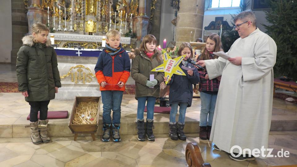 Gemeindereferent Jochen Gößl hatte für fünf Grundschüler Wortkarten vorbereitet. Bild: jzk