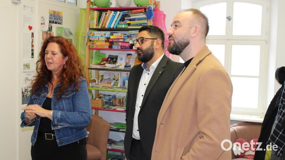 Kerstin Graf führte Onur Thompson und Maximilian Streit durch die Räumlichkeiten. Bild: Firma Hegele/exb