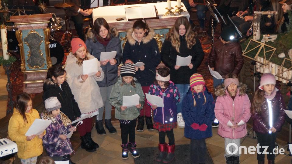 Die Kleinsten des Kinderchors beteiligten sich mit bekannten Weihnachtsliedern Bild: wel