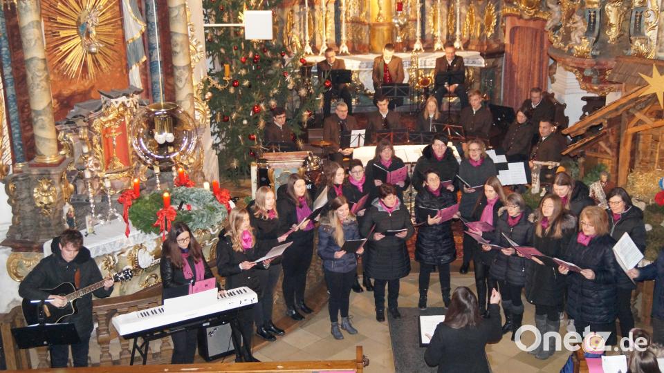 Der Traditionschor &quot;Ganz und Gar&quot; erfreute mit modernen Weihnachtsliedern Bild: wel