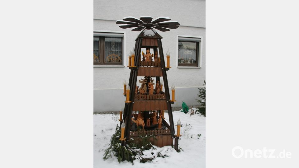 Die große Weihnachtspyramide von Andreas Link in der Alten Kolonie zählt zu den besonderen Darstellungen auf dem Schnaittenbacher Krippenweg. Bild: ads